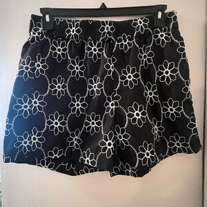 Calligraphie Shorts

• floral
• black and white
• spring